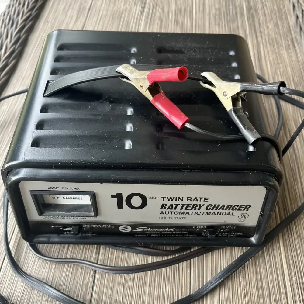 Schumacher Model SE-40MA 10 Amp Manual/Auto Twin Rate 6* 12 V Battery Charger